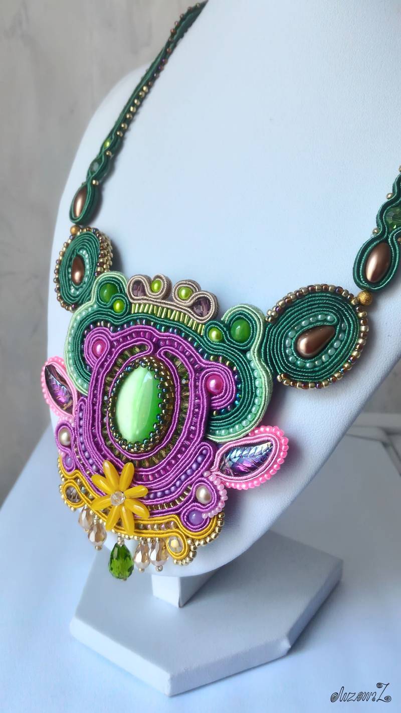 Bunte Soutache Kette, Grüner Stein Katzenauge, Handgemacht von SoutacheWorldShop