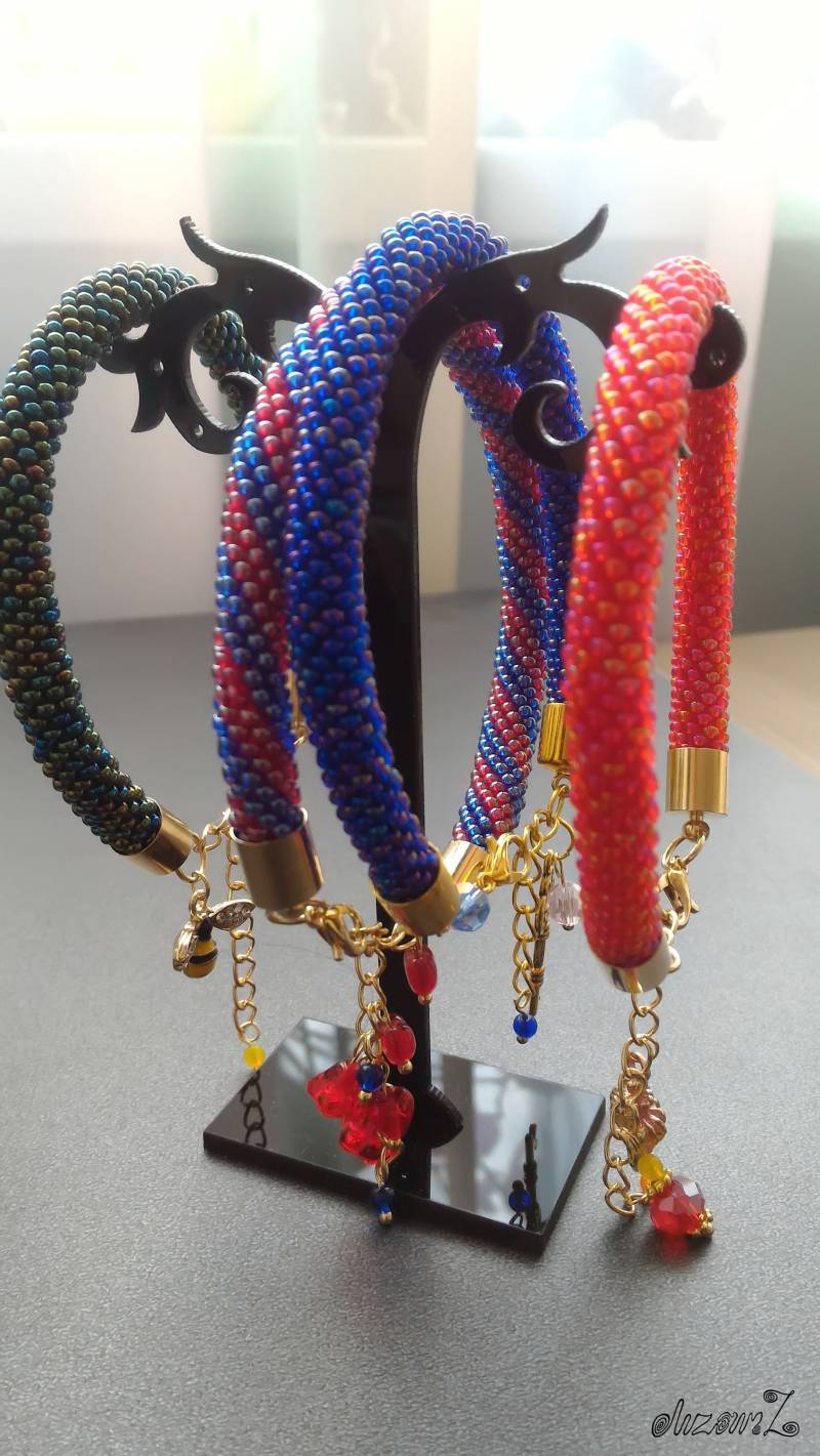 Perlenarmbänder Mit Anhängern, Schenken Gute Laune Und Helle Tage. Geschenk Für Sie, Handgemacht Perlenarmbänder Mit Anhängern, Schenken Gute Laune Und Helle Tage. Geschenk Für Sie, Handgemacht von SoutacheWorldShop