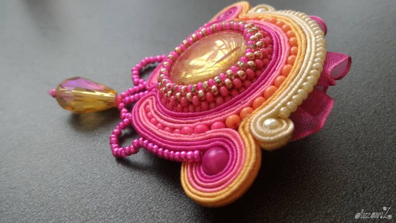 Pinke Soutache Brosche Mit Anhänger "Sweet Waiting" Perlenbrosche Geschenk Zu Weihnachten Oder Für Das Neue Jahr Sie von SoutacheWorldShop