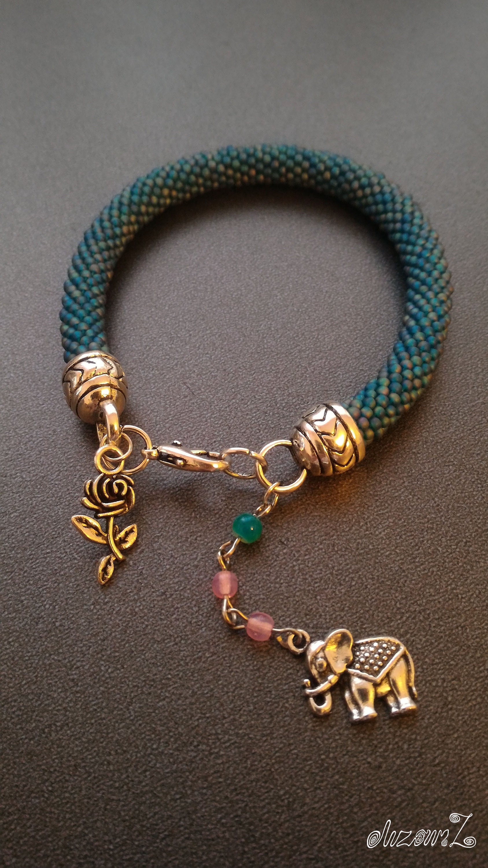 Regenbogen Perlen Armband, Anhänger Mit Einem Elefanten Und Einer Rose, Gestrickt Zopf, Antik Silber. Geschenk Für Sie, Handgefertigt Regenbogen Perlen Armband, Anhänger Mit Einem Elefanten Und Einer Rose, Gestrickt Zopf, Antik Silber. Geschenk Für Sie, Handgefertigt von SoutacheWorldShop