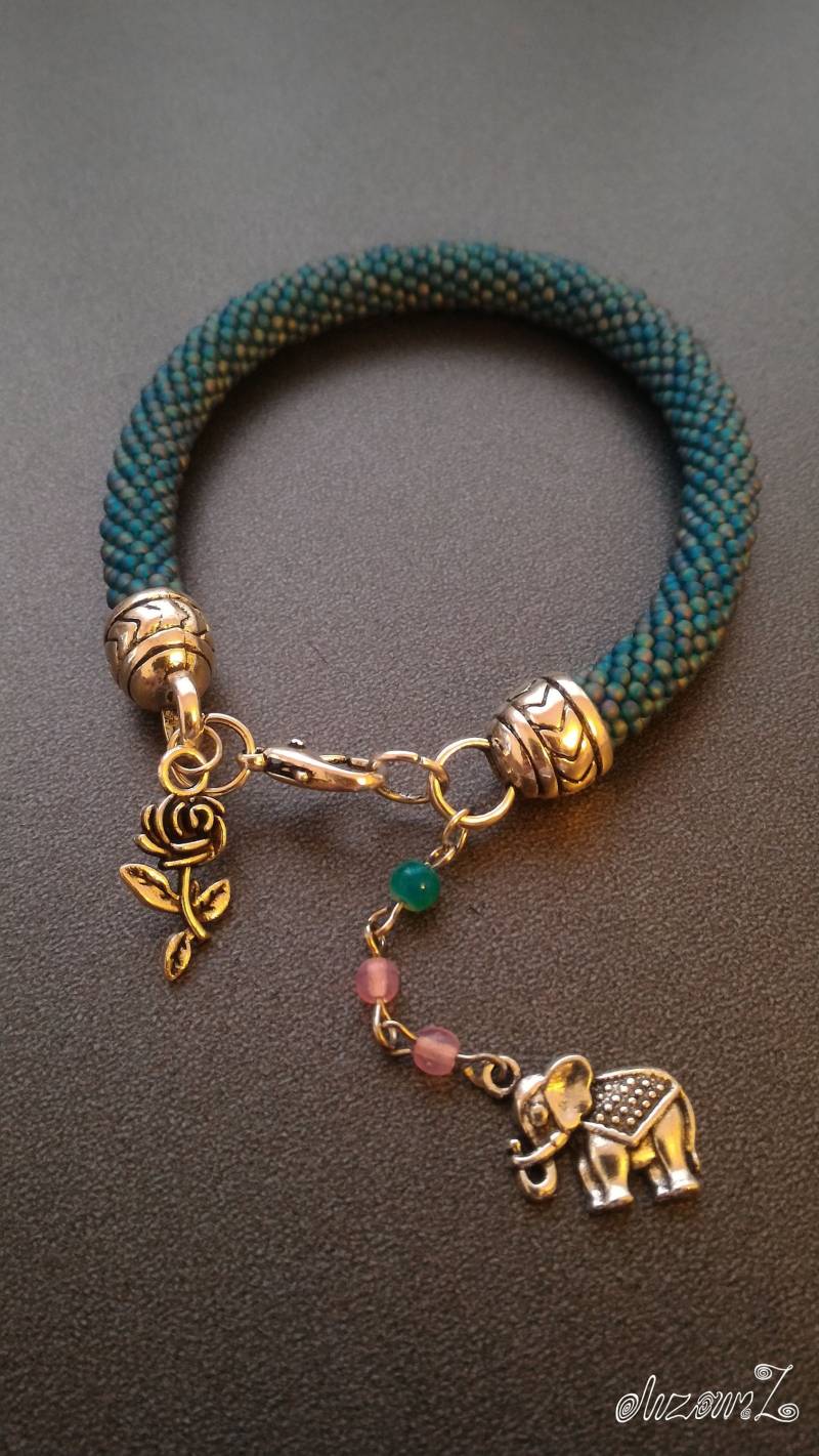 Regenbogen Perlen Armband, Anhänger Mit Einem Elefanten Und Einer Rose, Gestrickt Zopf, Antik Silber. Geschenk Für Sie, Handgefertigt von SoutacheWorldShop