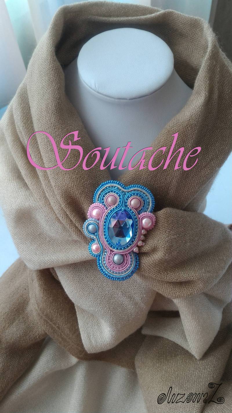 Soutache Brosche "Tenderness", Blaue Kristalle, Und Rosa Perlen, Ein Geschenk Für Einen Lieben Menschen Soutache Brosche "Tenderness", Blaue Kristalle, Und Rosa Perlen, Ein Geschenk Für Einen Lieben Menschen von SoutacheWorldShop