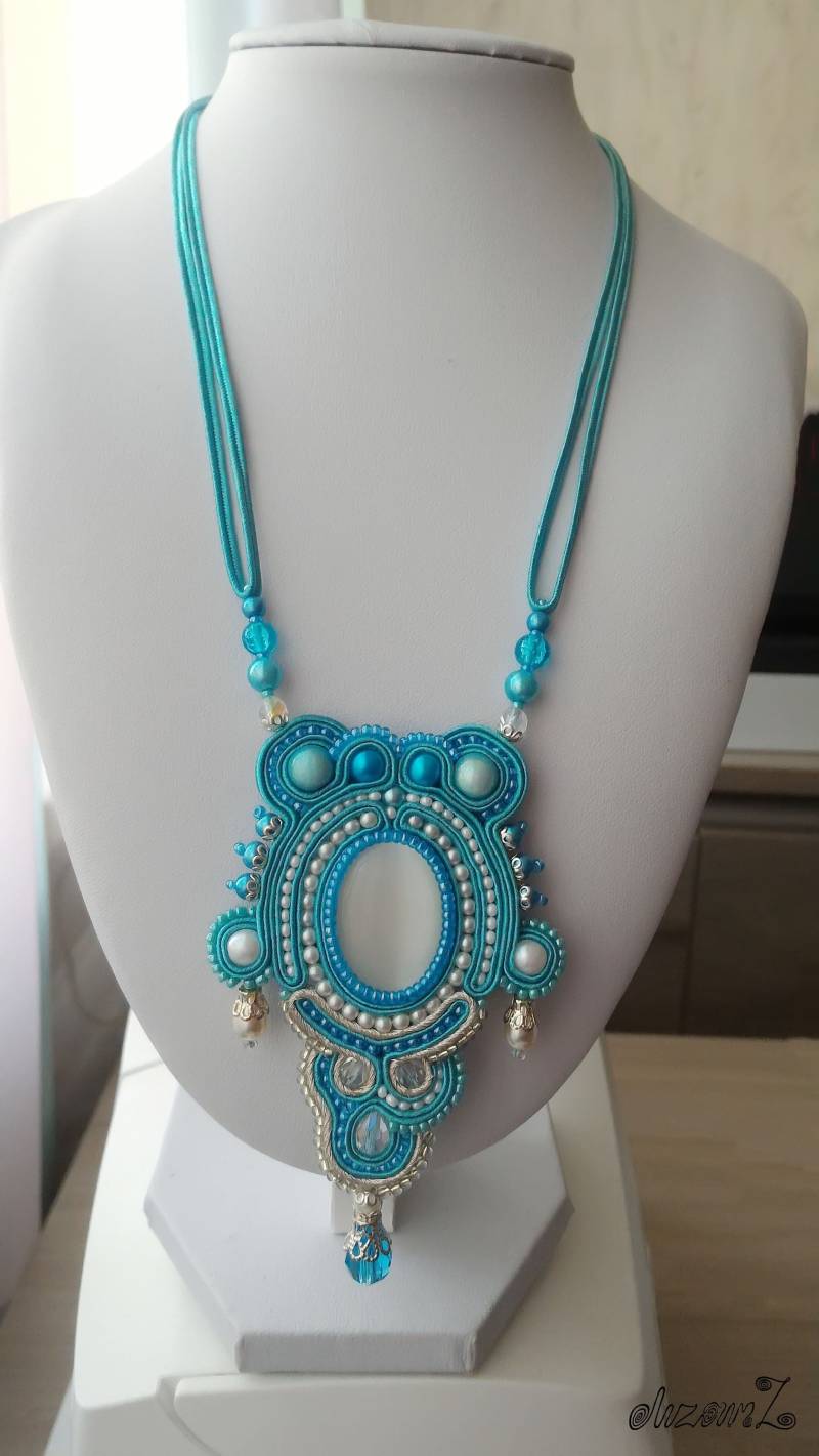 Wunderschöne Blaue Soutache Kette "Winter", Weißes Katzenauge Aus Stein, Helle Perlen Wunderschöne Blaue Soutache Kette "Winter", Weißes Katzenauge Aus Stein, Helle Perlen von SoutacheWorldShop