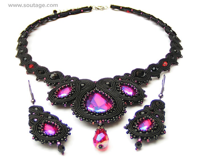 Draculaura Soutache Set Halskette Ohrringe Gothic Schwarz Rosa Schmuck Draculaura Soutache Set Halskette Ohrringe Gothic Schwarz Rosa Schmuck von SoutageAnka