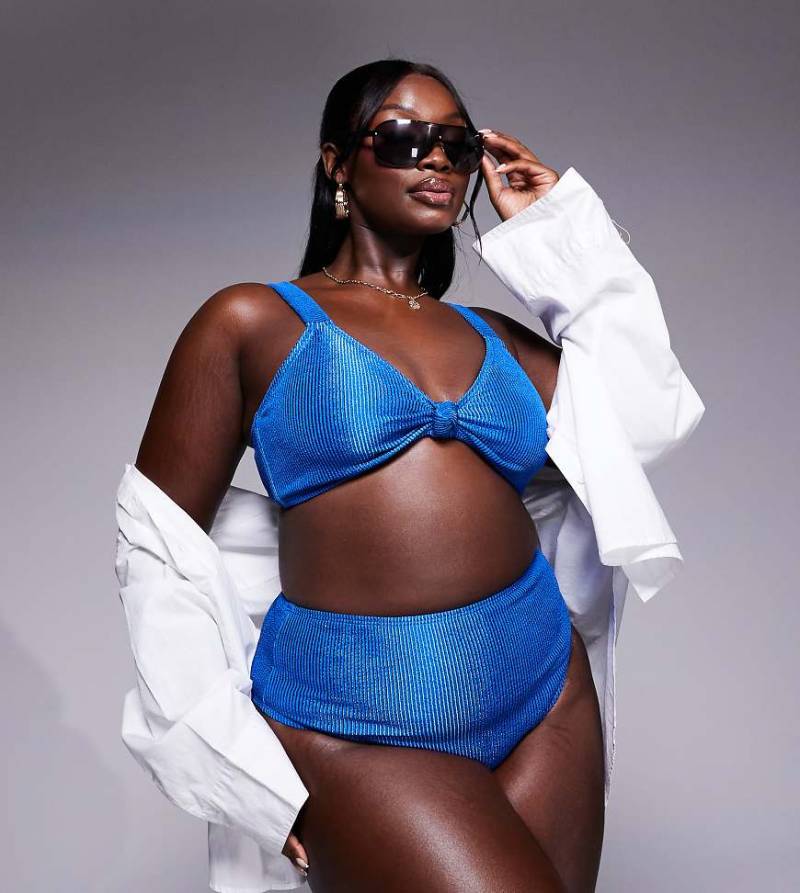 South Beach Curve - Gekräuseltes Bikinioberteil in Blau mit Zierknoten von South Beach Curve