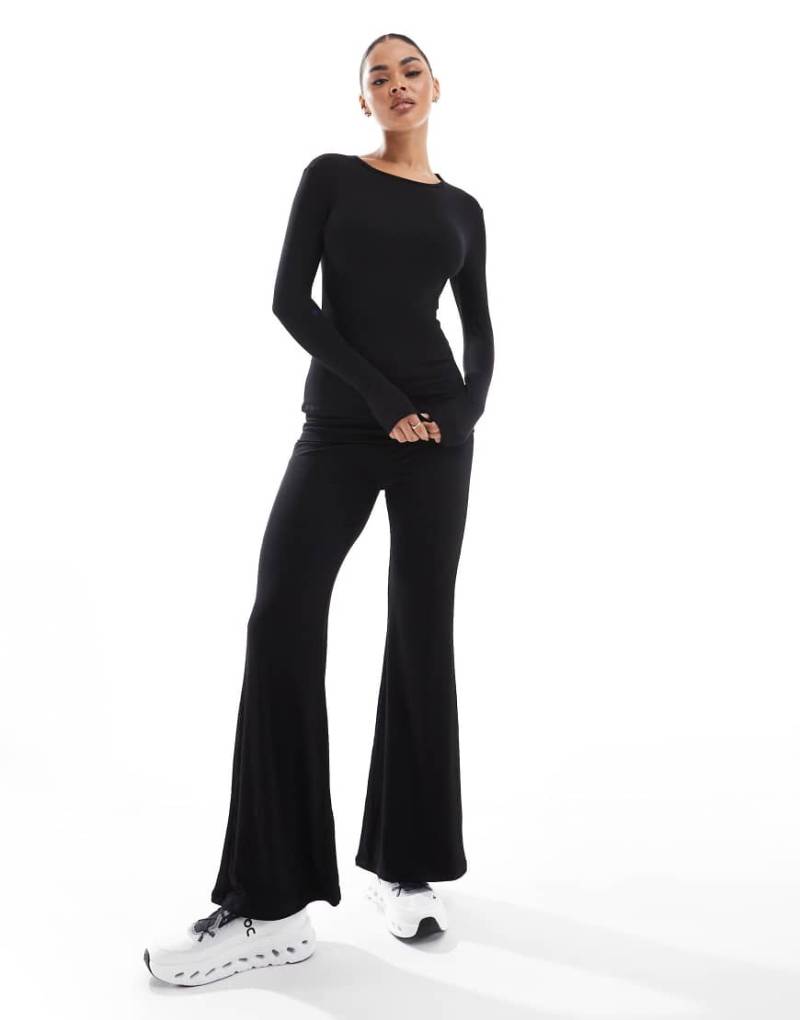 South Beach - Doppellagige Schlaghose aus geripptem Jersey in Schwarz mit Umschlag South Beach - Doppellagige Schlaghose aus geripptem Jersey in Schwarz mit Umschlag von South Beach