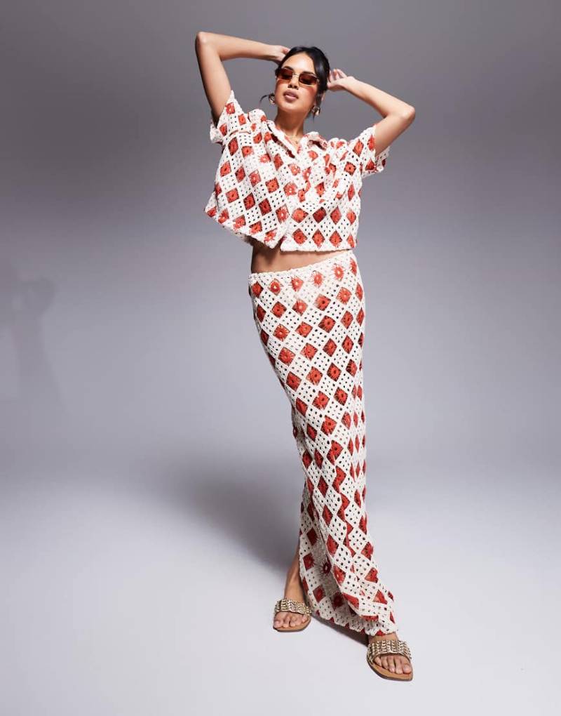 South Beach - Gehäkelter Maxi-Strandrock in Cremeweiß und Rostrot von South Beach