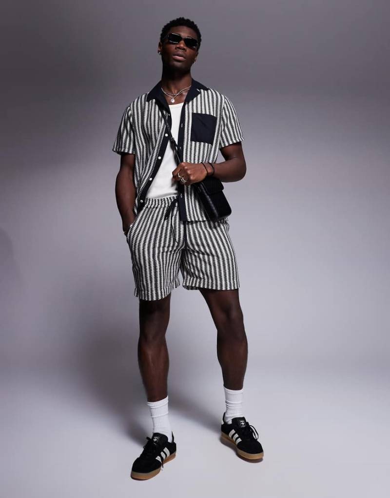 South Beach - Gestrickte Strandshorts in Schwarz mit Streifen, Kombiteil von South Beach