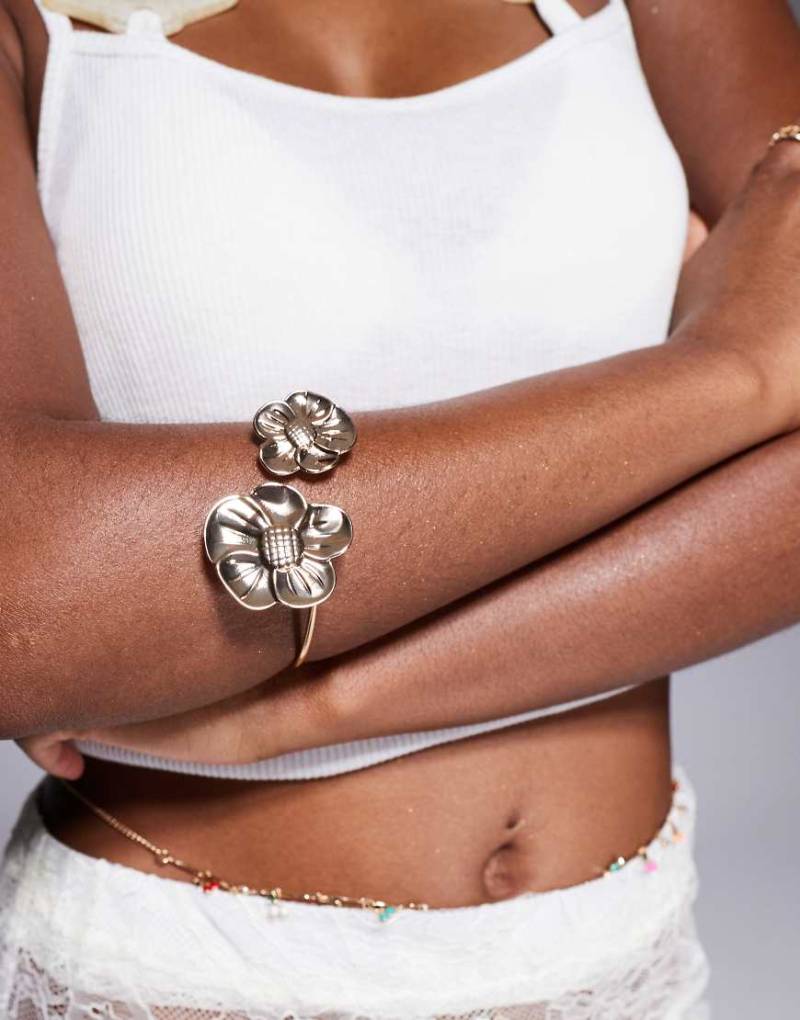 South Beach - Goldfarbener Armreif mit Blumen-Design von South Beach