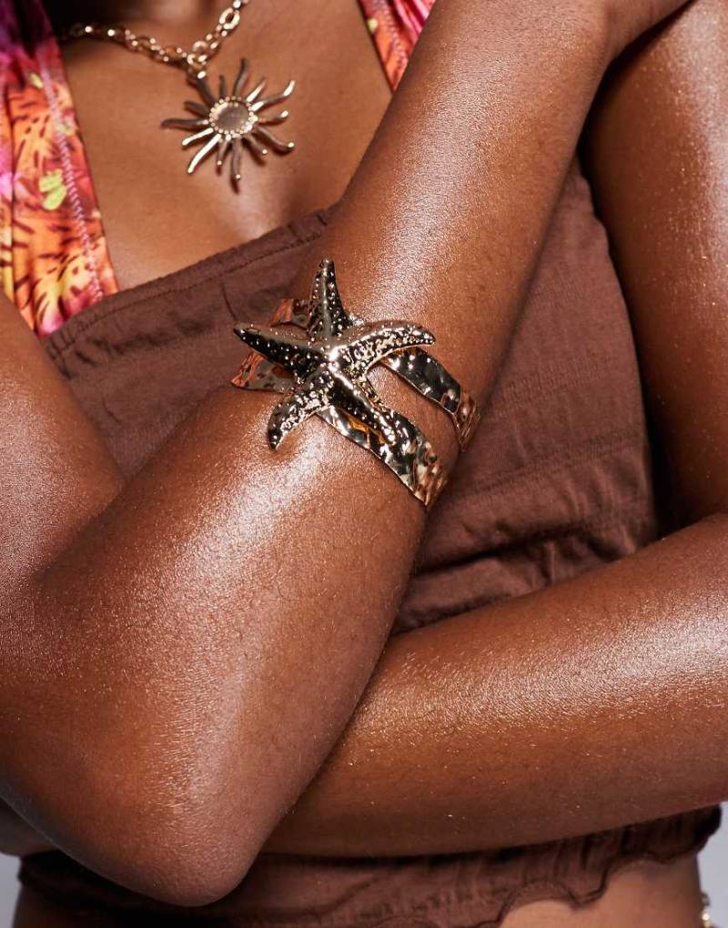 South Beach - Goldfarbener Armreif mit Seestern-Design von South Beach