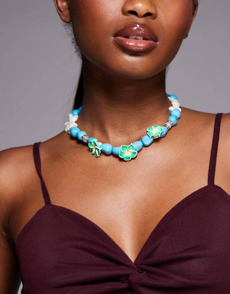 South Beach - Halskette mit klobigen Perlen und Lotusblüten in Blau von South Beach
