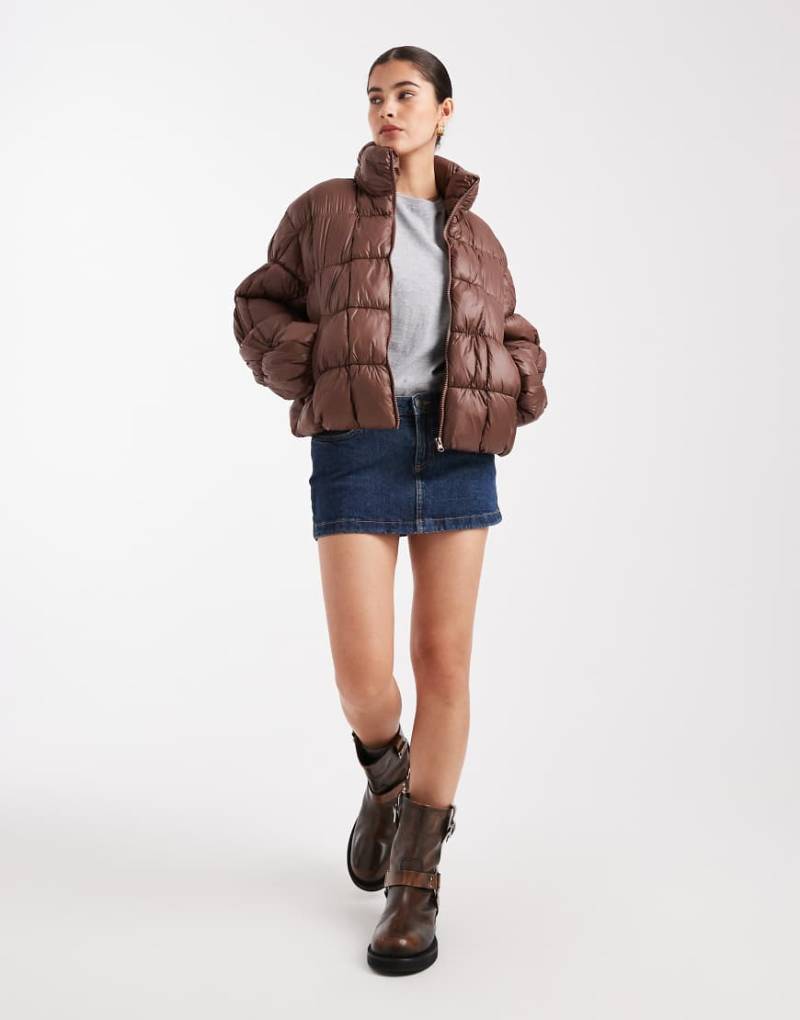 South Beach - Hochglänzende Steppjacke in Braun mit gerafftem Ärmeldetail-Brown South Beach - Hochglänzende Steppjacke in Braun mit gerafftem Ärmeldetail-Brown von South Beach