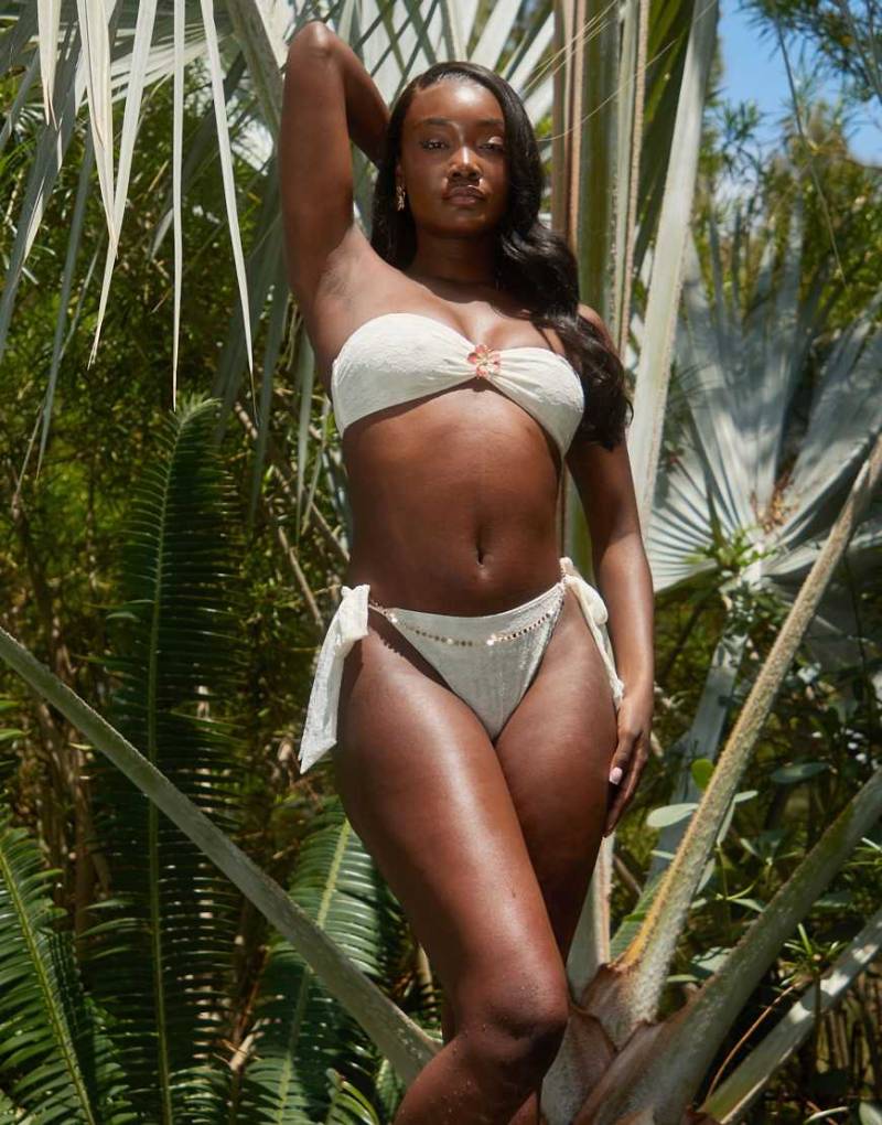 South Beach - Seitlich gebundene Bikinihose in Cremeweiß mit Spitzendesign von South Beach