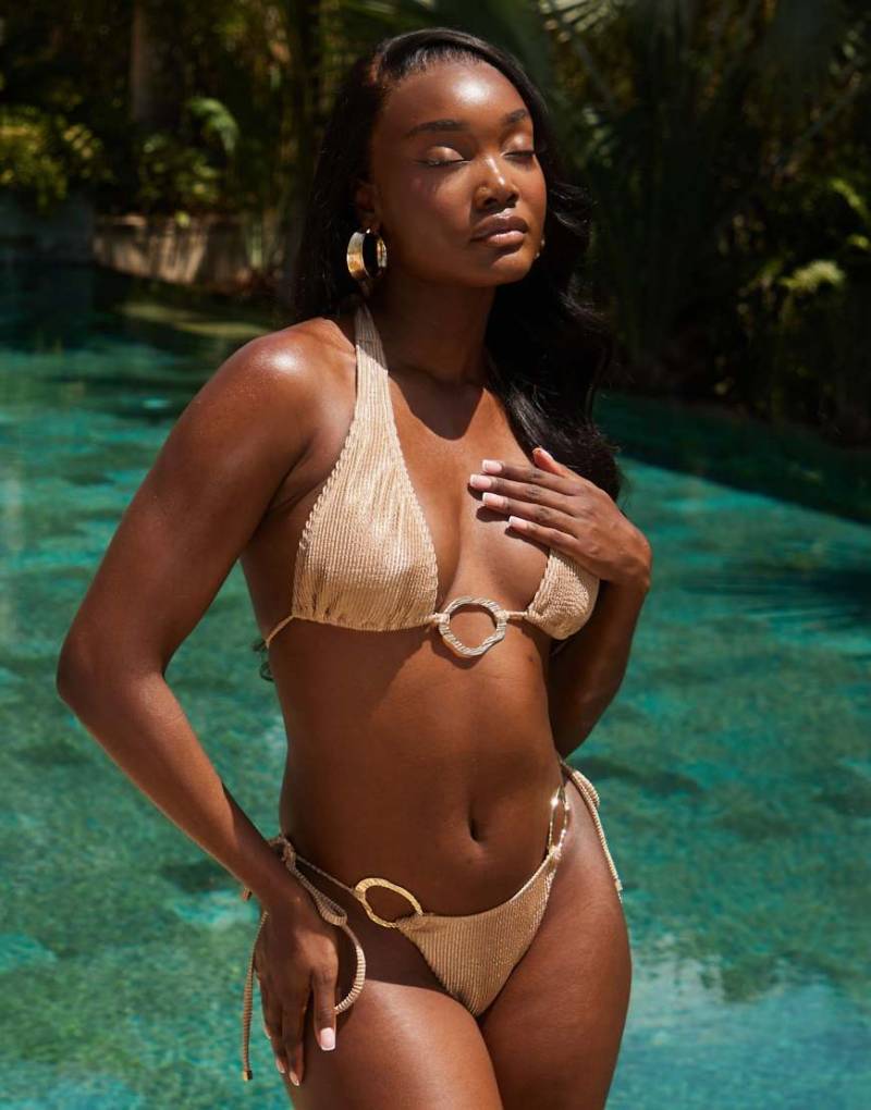 South Beach - Seitlich gebundene Bikinihose in Karamell mit Kräuselstruktur mit Ring-Detail-Neutral von South Beach