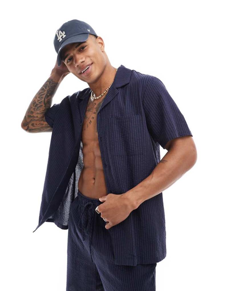 South Beach - Strand-Hemd in Marineblau aus Seersucker mit farblich abgestimmtem Streifenmuster, Kombiteil von South Beach