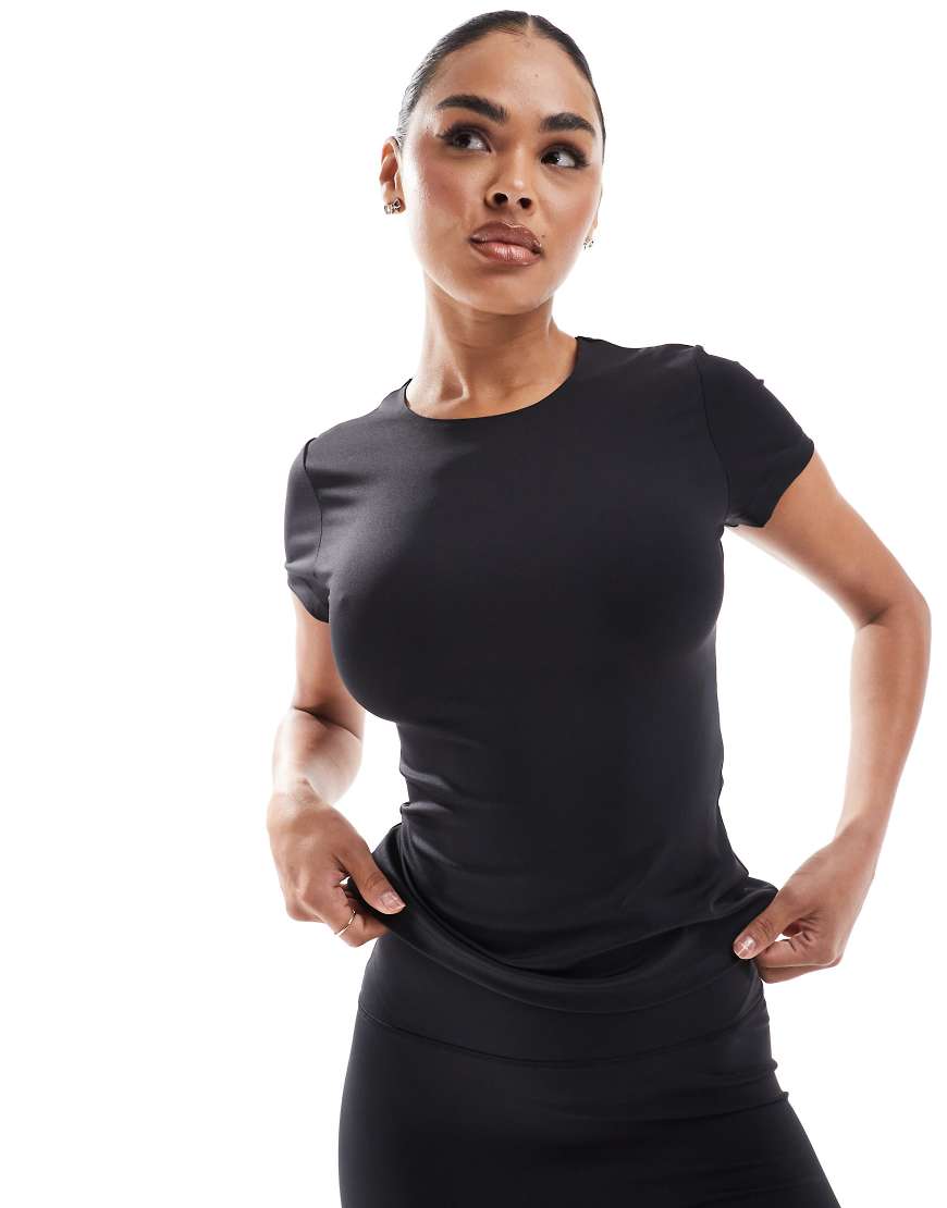 South Beach - T-Shirt in Schwarz mit Kappenärmeln von South Beach