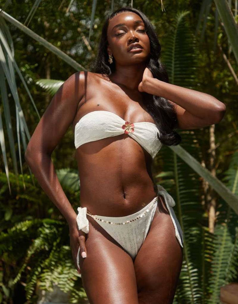 South Beach - Trägerloses Bikinioberteil in Cremeweiß mit Spitzendesign und Blumendetail von South Beach