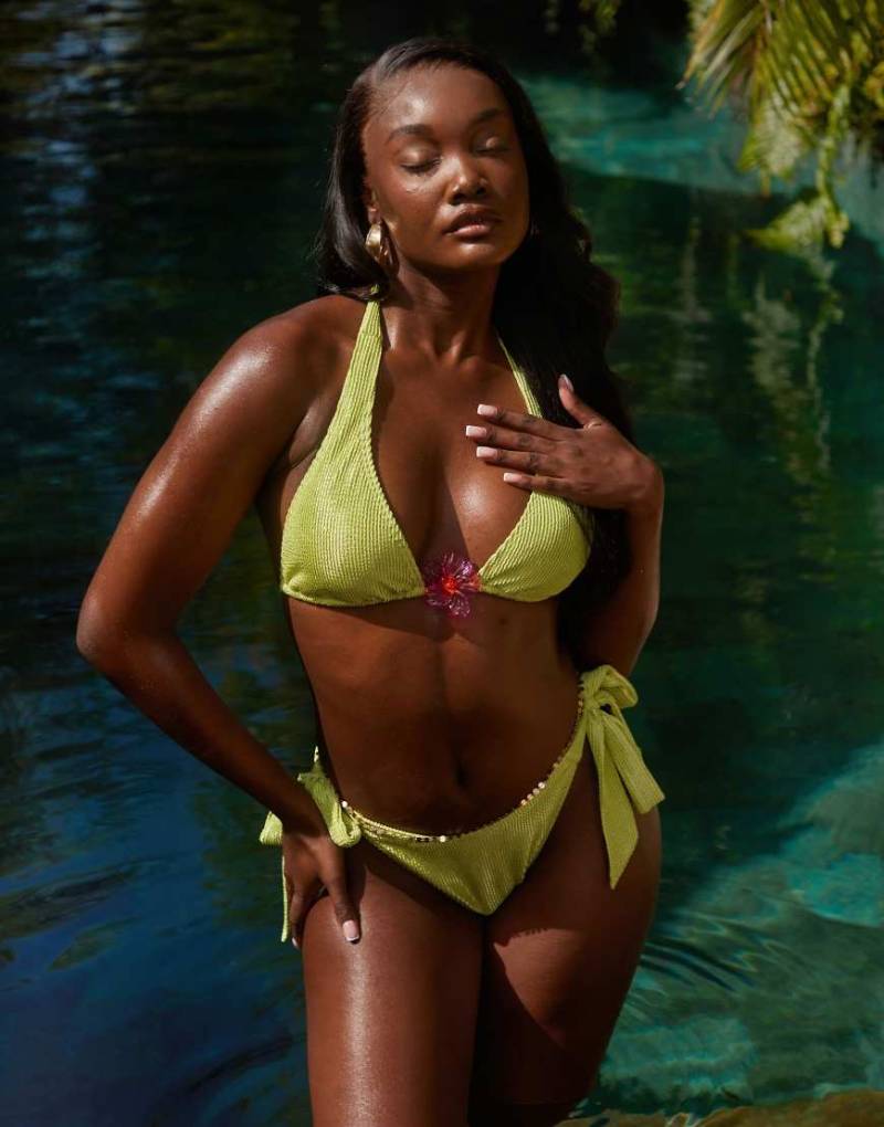 South Beach - Triangel-Bikinioberteil in Grün mit Knitterstruktur, hohem Trägeransatz und rosafarbenem Blumen-Detail von South Beach