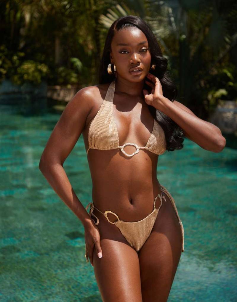 South Beach - Triangel-Bikinioberteil in Karamell mit Knitterstruktur, hohem Trägeransatz und Ring-Detail-Neutral von South Beach