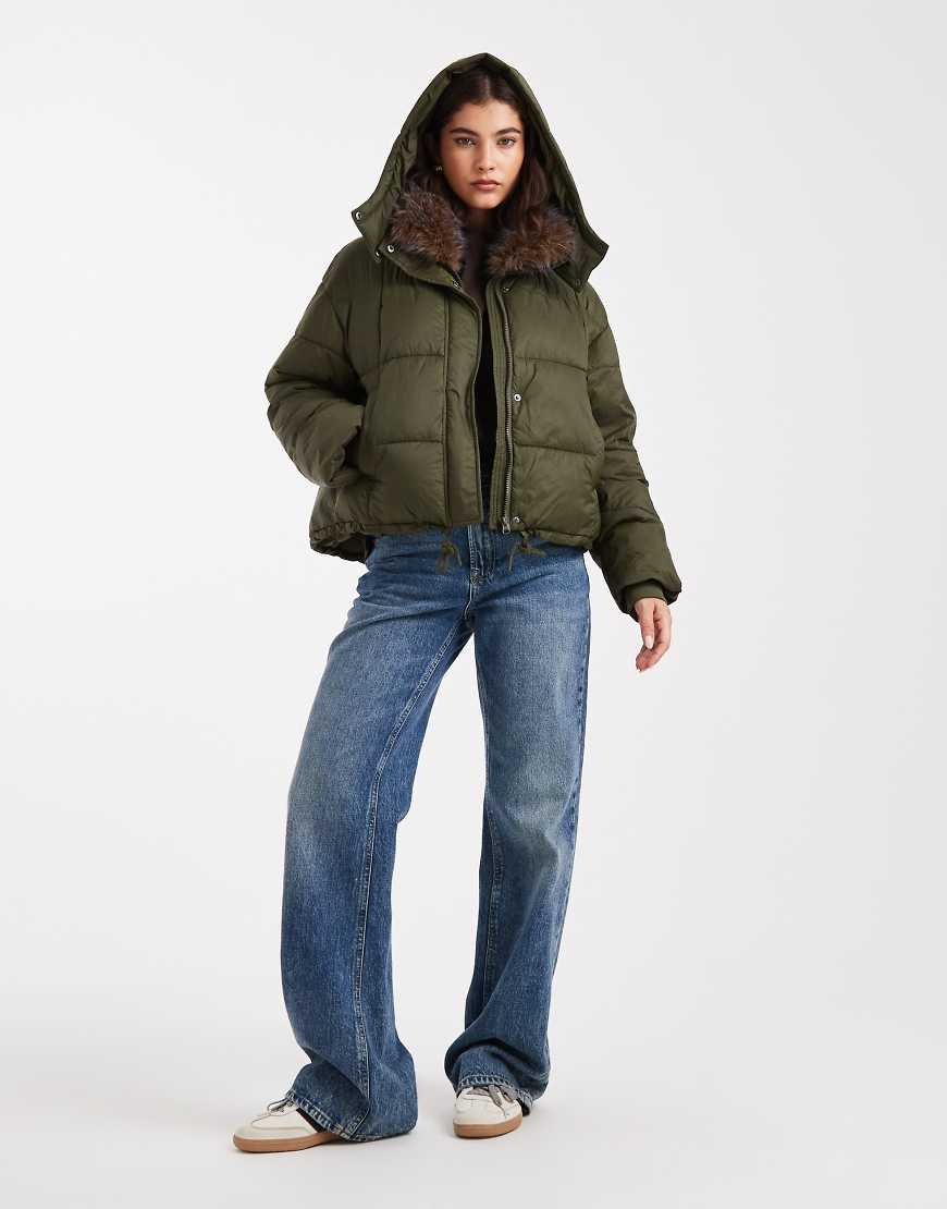 South Beach - Wattierte Jacke in Khaki mit Kunstpelzfutter an der Kapuze-Grün South Beach - Wattierte Jacke in Khaki mit Kunstpelzfutter an der Kapuze-Grün von South Beach