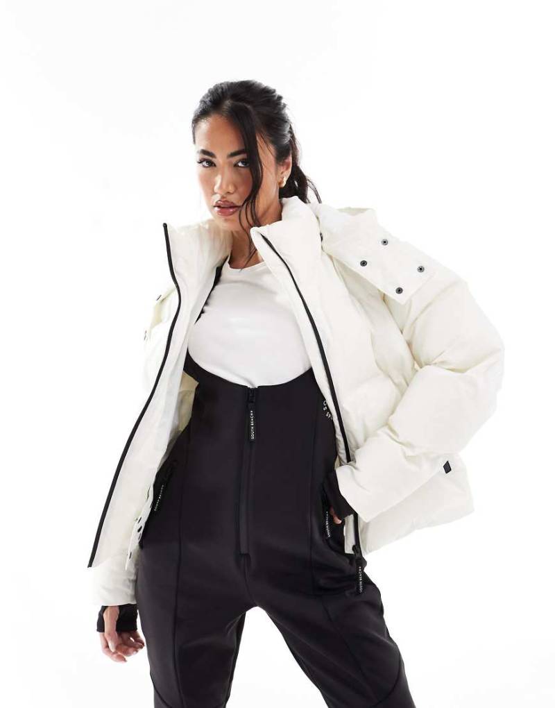 South Beach - Wattierte Skijacke in Cremeweiß mit Kapuze von South Beach