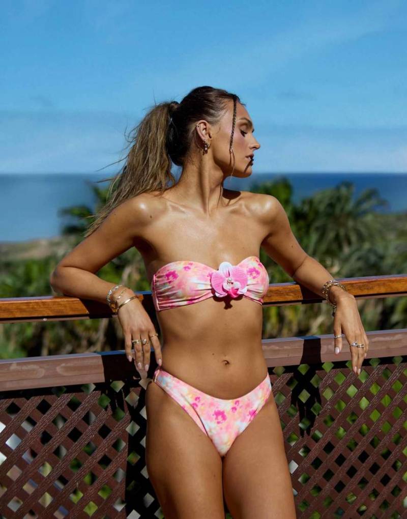 South Beach x Misha Grimes - Buntes trägerloses Bikinioberteil mit abstraktem Blumendruck und Blumen-Elementen von South Beach