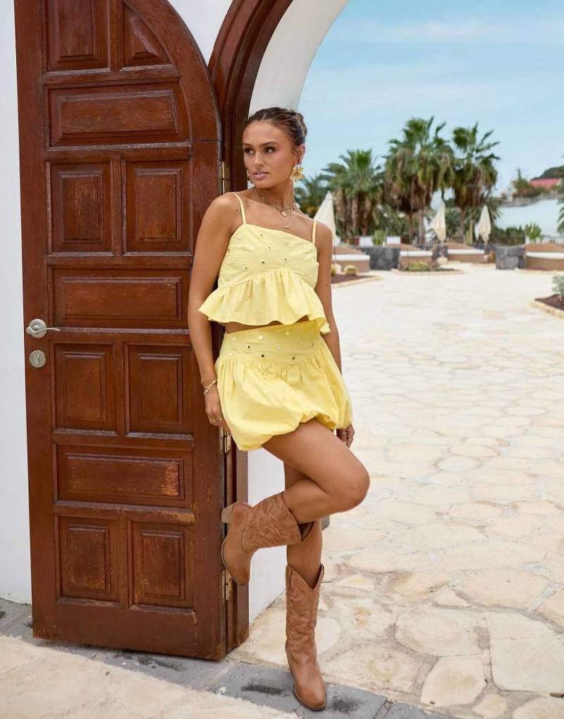 South Beach x Misha Grimes - Strand-Minirock in Gelb mit Ballonsaum und Spiegel-Details, Kombiteil von South Beach