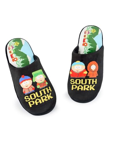 South Park Herren Hausschuhe | Slip-On-Pantoletten für Erwachsene in Schwarz mit Cartman, Kenny, Stan & Kyle Pixel-Textdruck | Hausschuhe mit durchgehendem Fußbett-Print | Comedy Cartoon Indoor von South Park