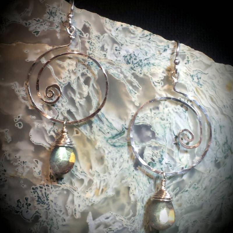 Gehämmerte Sterling Silber Labradorit Ohrringe Spiral Creolen Gehämmerte Sterling Silber Labradorit Ohrringe Spiral Creolen von SouthRimDesigns