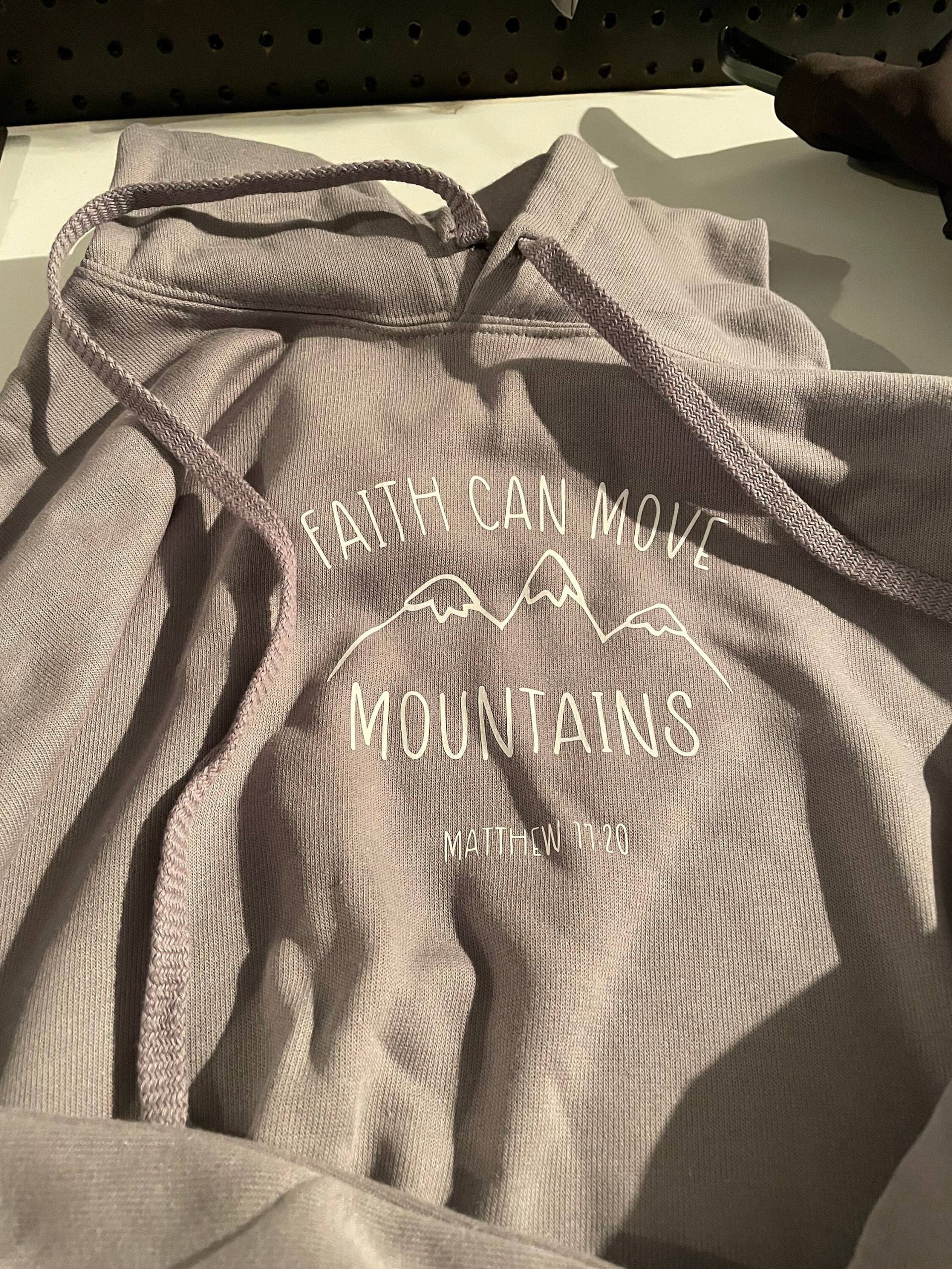 Faith Can Move Berge Schwamm Fleece Crop Sweatshirt Faith Can Move Berge Schwamm Fleece Crop Sweatshirt von SoutheastStitchery