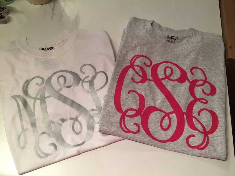 Monogramm Kurzarm Tshirt Mit Großem Vinyl Monogramm Jugend Und Erwachsene Größen. Süß Monogramm Kurzarm Tshirt Mit Großem Vinyl Monogramm Jugend Und Erwachsene Größen. Süß von SoutheastStitchery