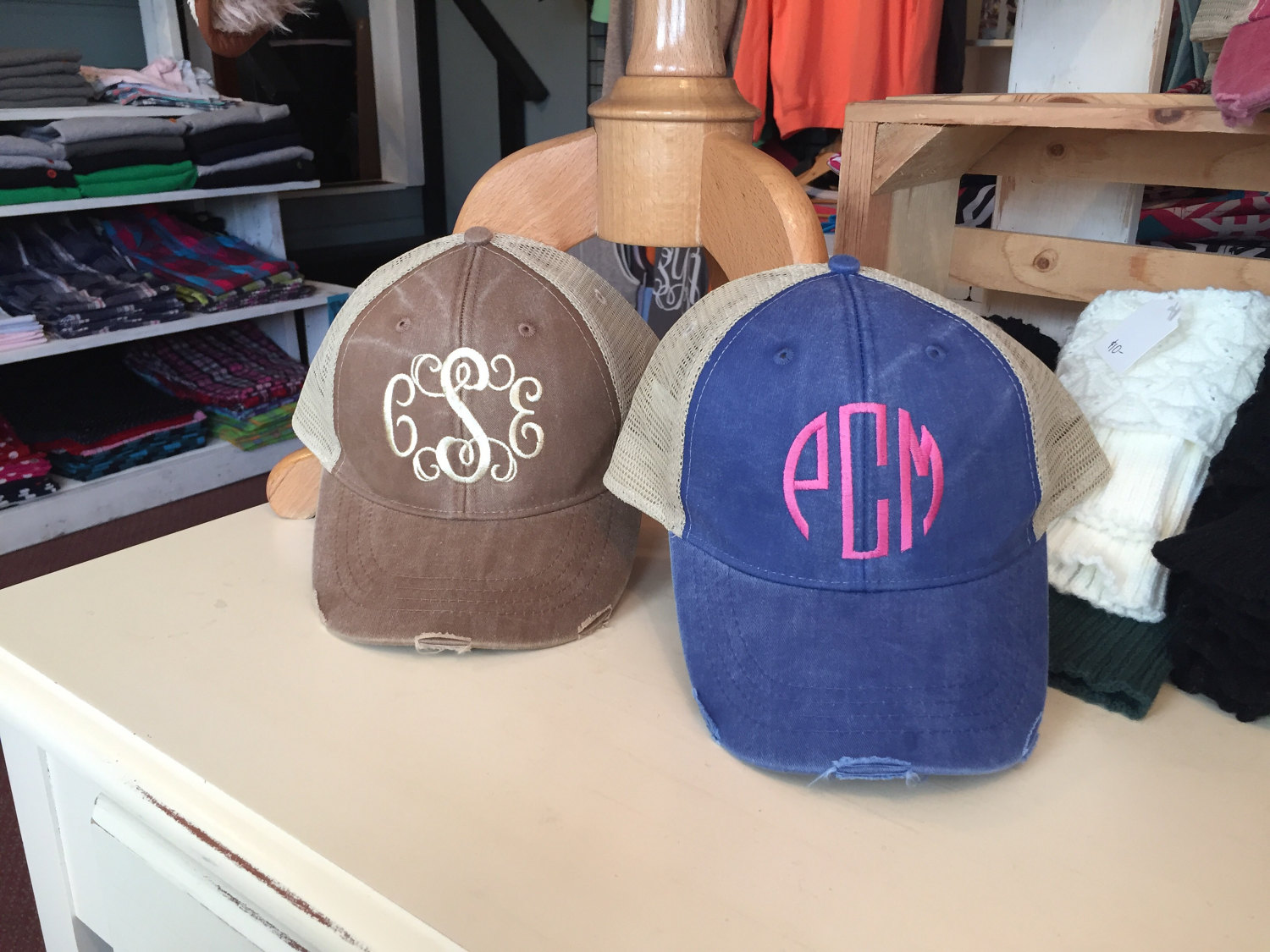 Monogrammierte Verstellbare Trucker-Hüte Super Süß Und Trendy Viele Farben Zur Auswahl von SoutheastStitchery