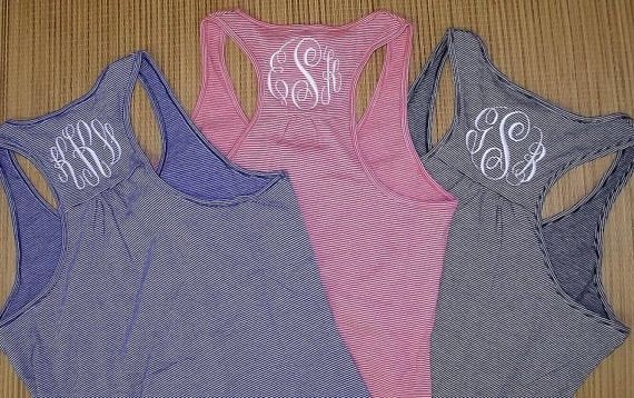 Monogrammierter Mini Streifen/Seersucker Racerback Tank - 4 Farben Niedlich Und Trendy Monogrammierter Mini Streifen/Seersucker Racerback Tank - 4 Farben Niedlich Und Trendy von SoutheastStitchery