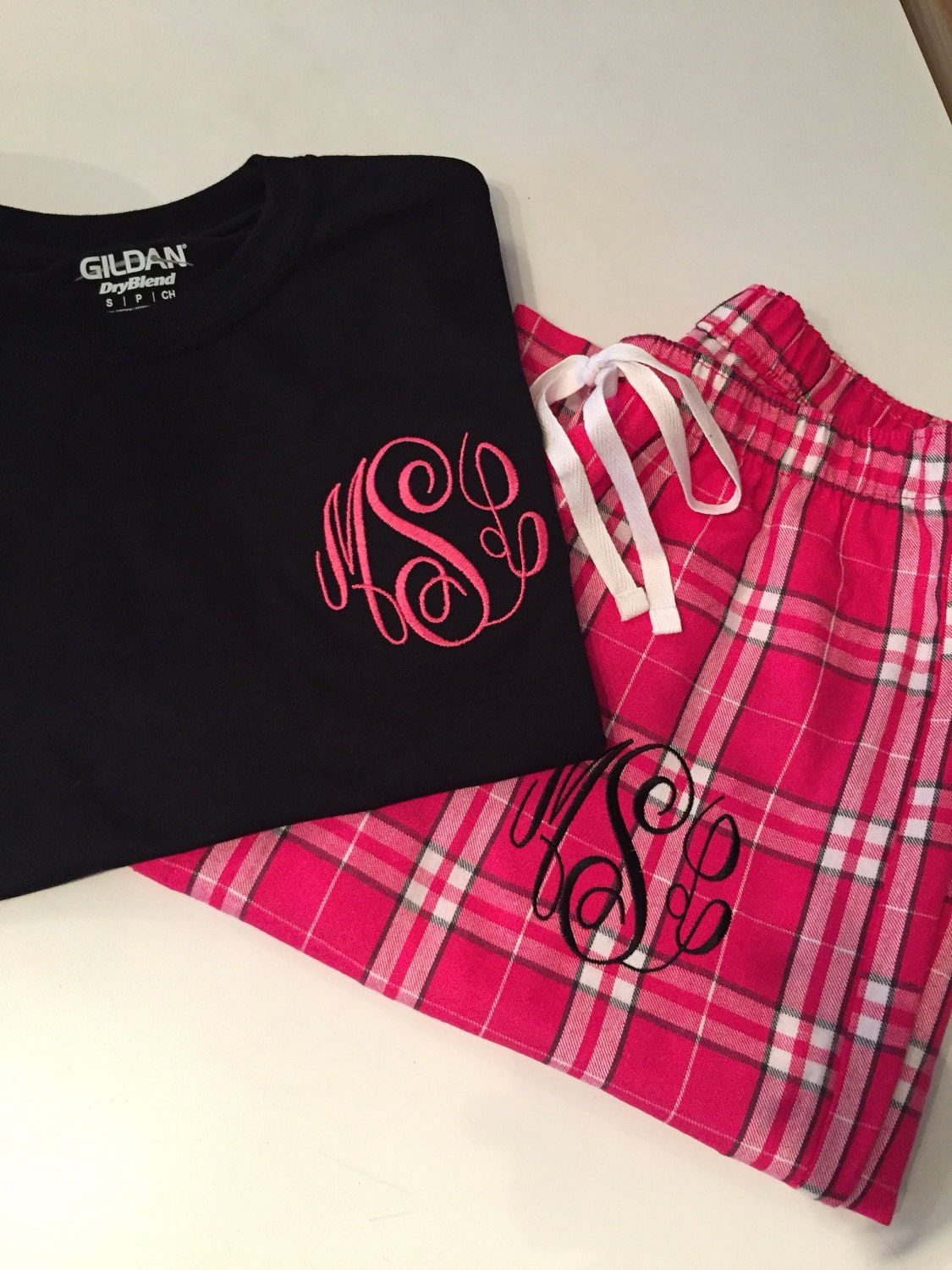 Passende Set - Monogrammiert Hot Pink Plaid Pyjamahose Mit Short Sleeve T-Shirt Junior-Größen Verfügbar Bequem Passende Set - Monogrammiert Hot Pink Plaid Pyjamahose Mit Short Sleeve T-Shirt Junior-Größen Verfügbar Bequem von SoutheastStitchery