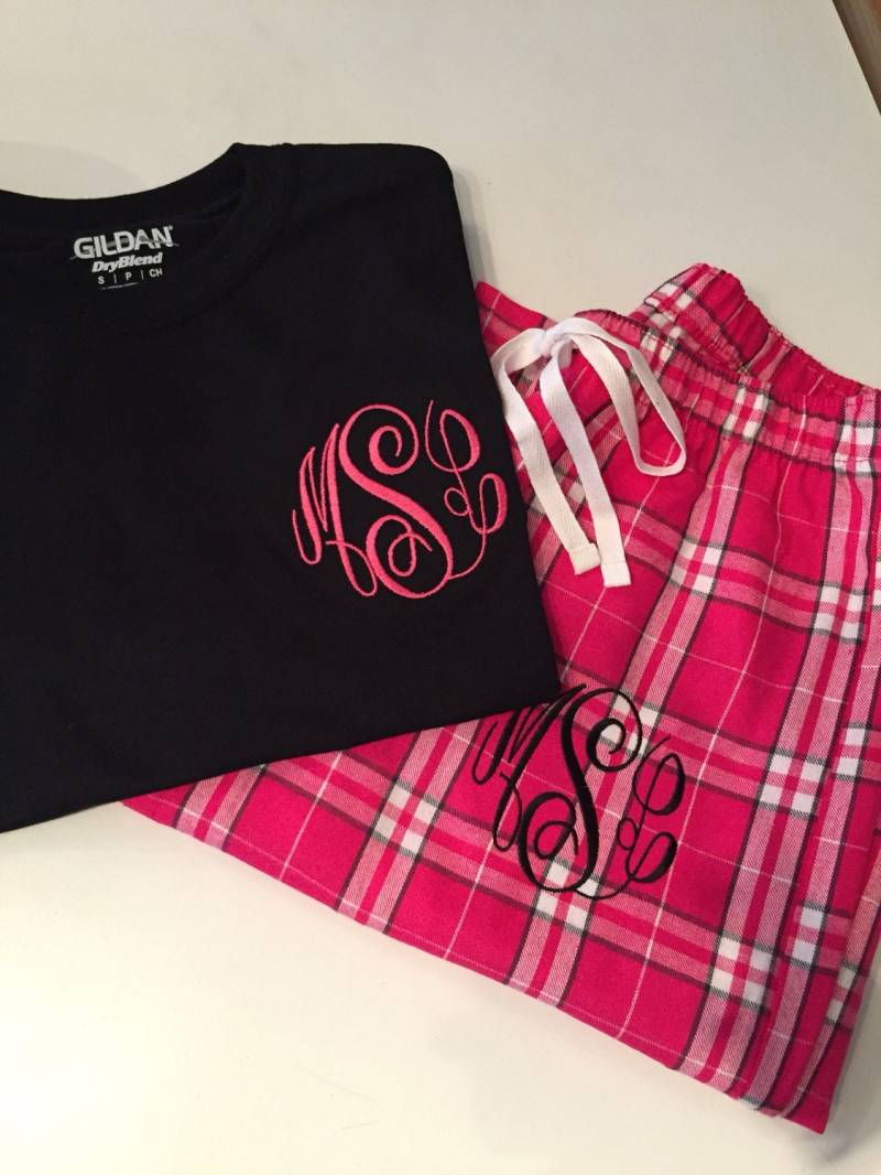 Passende Set - Monogrammiert Hot Pink Plaid Pyjamahose Mit Short Sleeve T-Shirt Junior-Größen Verfügbar Bequem Passende Set - Monogrammiert Hot Pink Plaid Pyjamahose Mit Short Sleeve T-Shirt Junior-Größen Verfügbar Bequem von SoutheastStitchery