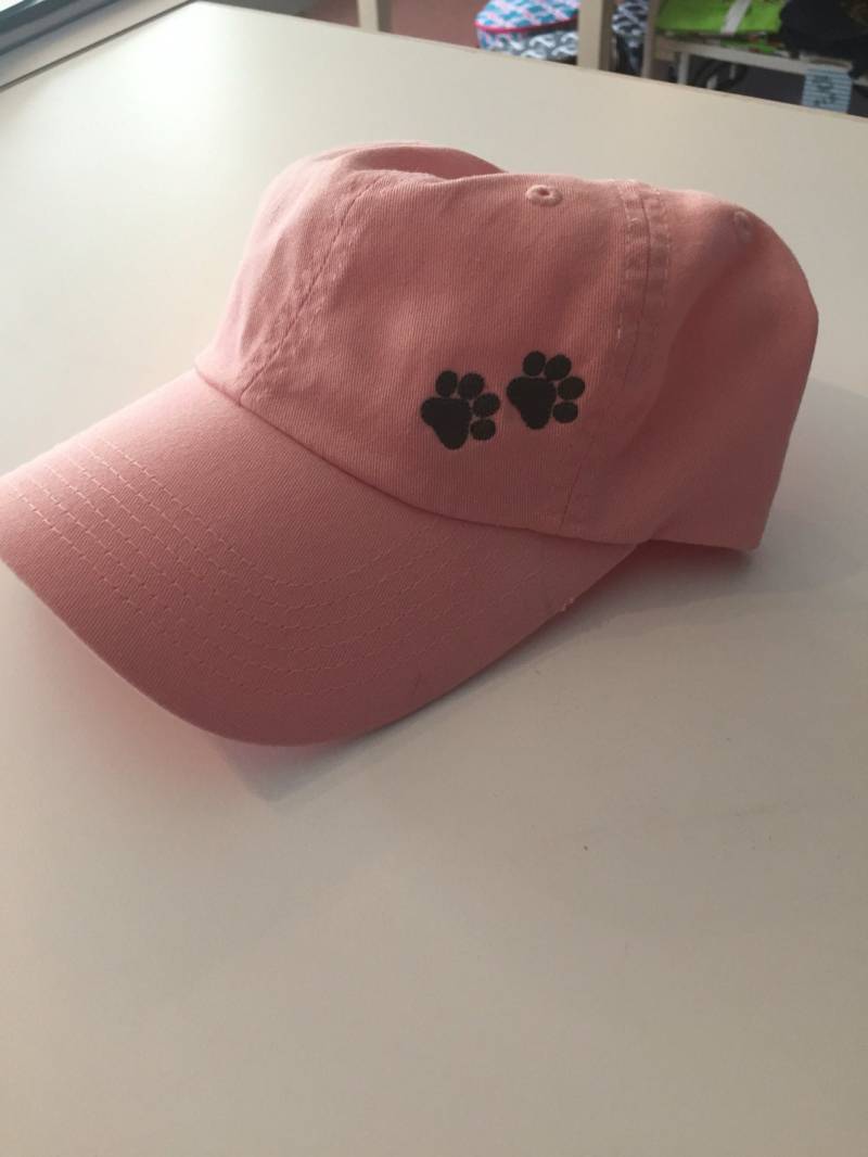 Pfotendruck Bestickte Pigmentgefärbte Mützen Super Süß Und Trendy von SoutheastStitchery