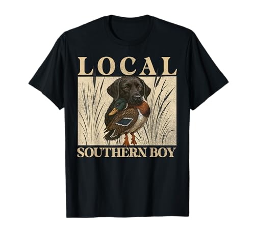 Local Southern Boy Hunting Black Lab im Freien, Vintage-Stil T-Shirt von Southern Hunting Dog Marsh Scene Lover