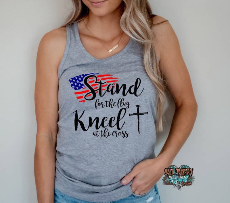 Für Die Fahne Stehen, Für Das Kreuz Knien | "Merica Sommer Tank 4. Juli Panzer Usa Sterne Und Streifen Rot, Weiß Blau Für Die Fahne Stehen, Für Das Kreuz Knien | "Merica Sommer Tank 4. Juli Panzer Usa Sterne Und Streifen Rot, Weiß Blau von SouthernAngelDesign