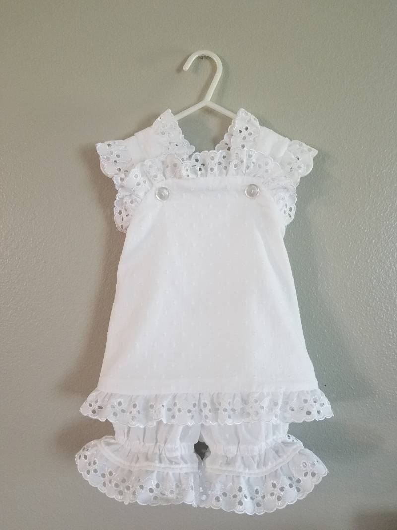 Baby Mädchen Weiß Swiss Dots Sommerkleid, Kreuz Und Schultern, Öse Spitze, Mit Passenden Überhose, Größe 6 Monate von SouthernBabyClothing