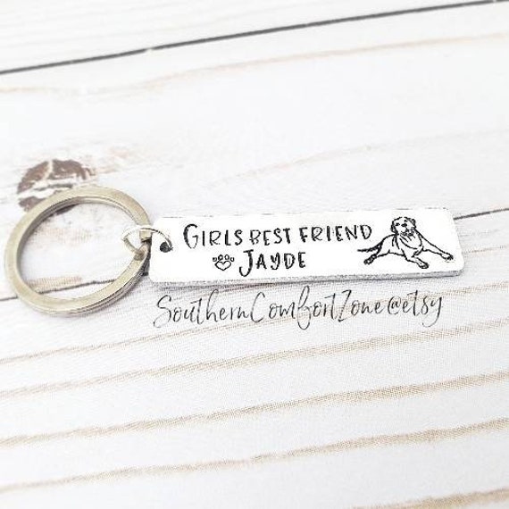 Hund Ein Mädchen Beste Freundin Schlüsselanhänger - Labrador Golden Retriever Schwarzes Labor Hand Gestempelt Personalisierte Mama Geschenk von SouthernComfortZone