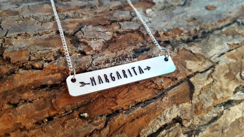 Personalisierte Namenskette - Follow Your Arrow Personalisierter Schmuck Handgestempeltes Geschenk Wild Child Country Individuell Bar Halskette von SouthernComfortZone