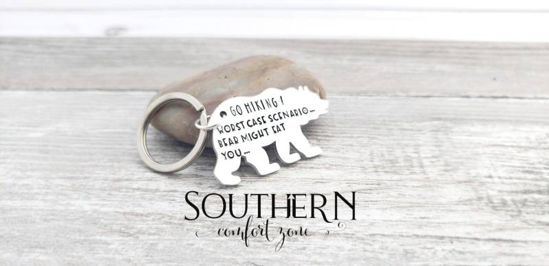 Wander-Key-Kette-Bear Outdoor Hand Gestempelt-Bear Eats You-Hippie-Mountains Are Calling-Kayaking-Angeln-Geschenk Für Ihn Her von SouthernComfortZone