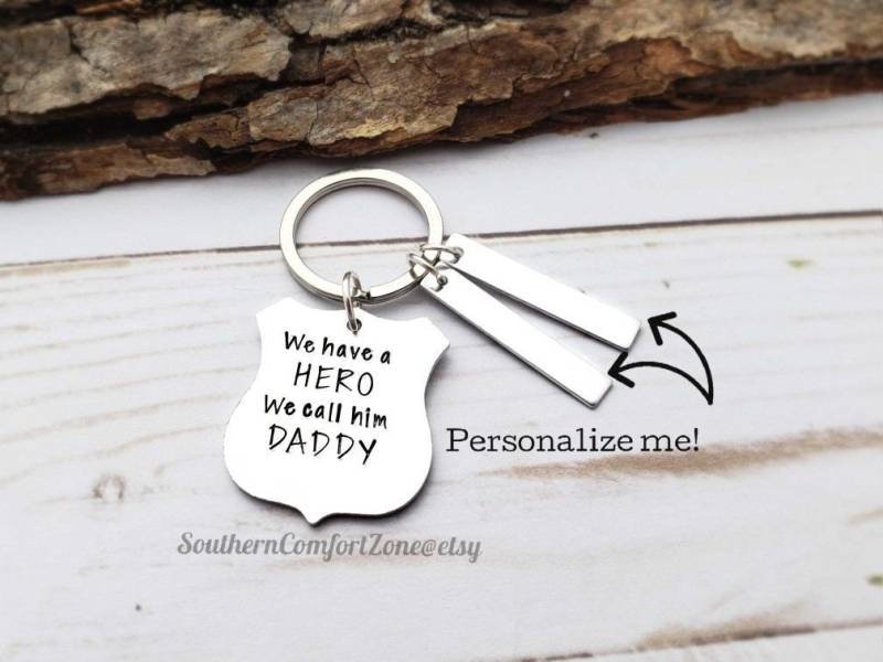 Wir Haben Einen Helden Wir Nennen Ihn Papa - Polizei Familie Vatertag Schlüsselanhänger Sheriff Officer Kind Liebe Geschenk Für Persönliche von SouthernComfortZone