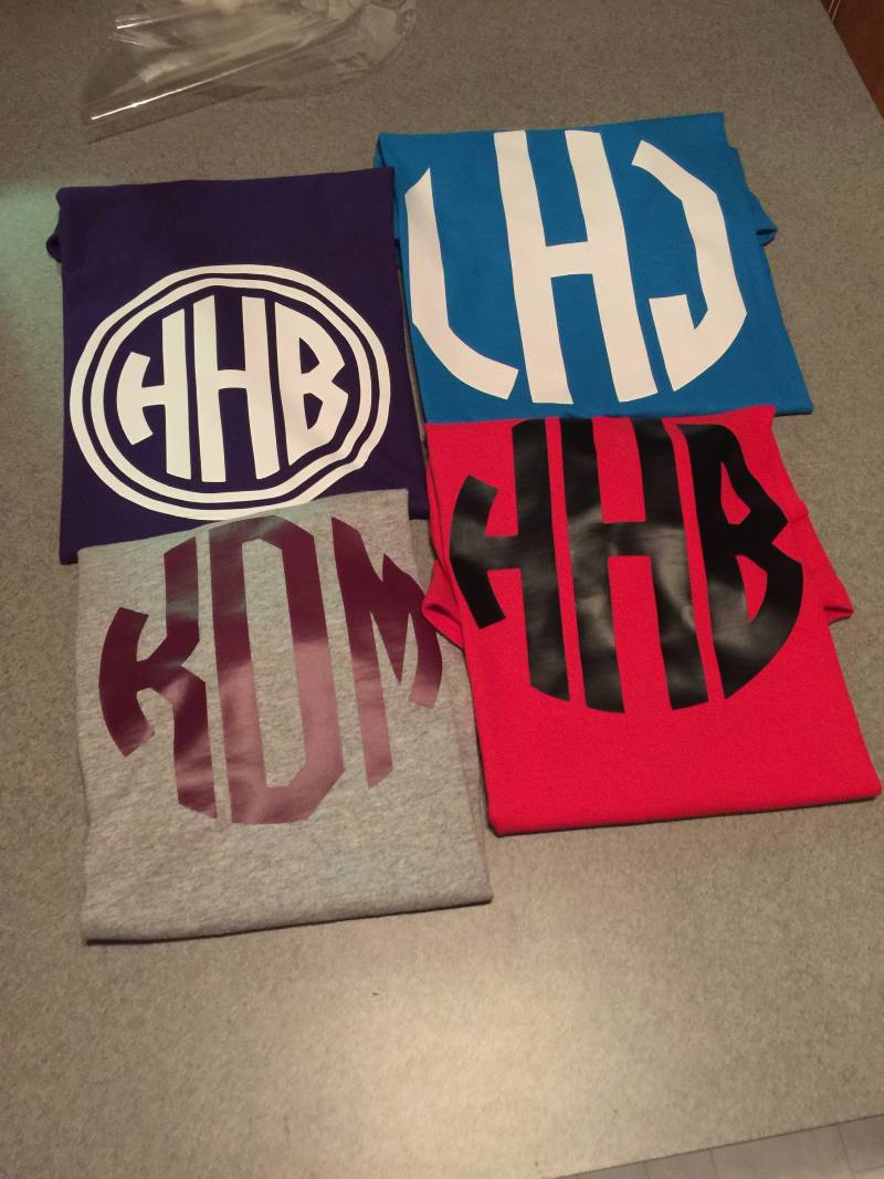 Monogramm-Tees Monogramm-Tees von SouthernGiftCo