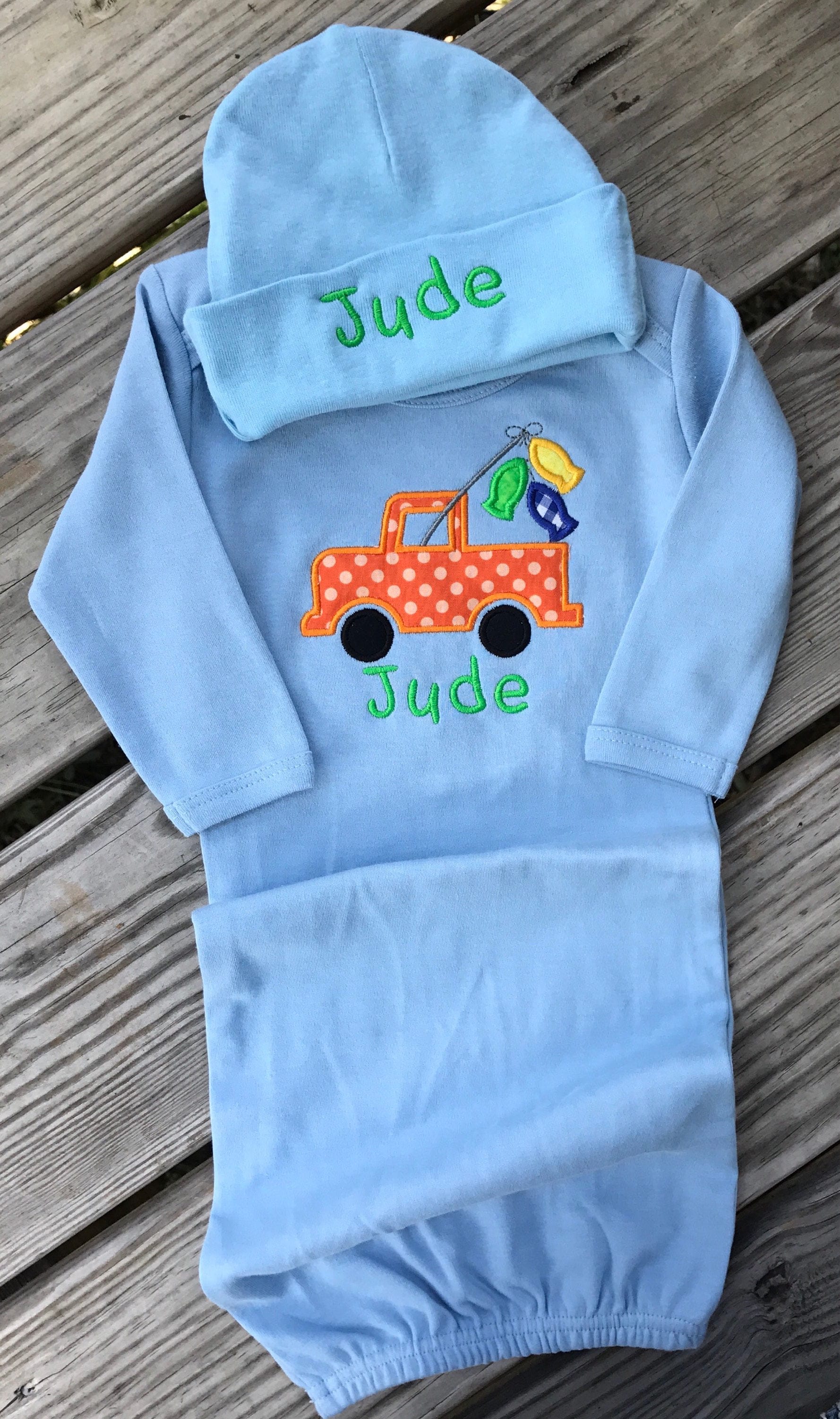 Baby Kleid Und Mütze Jungen Alltagsdesign Shirts, Kleid, Oder Body Gown Gone Fishing Truck Design Monogrammierte Stickerei Personalisiert Baby Kleid Und Mütze Jungen Alltagsdesign Shirts, Kleid, Oder Body Gown Gone Fishing Truck Design Monogrammierte Stickerei Personalisiert von SouthernGraceEmb