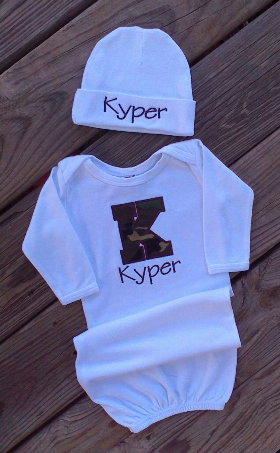 Baby Kleid Und Mütze Set Camouflage Buchstabe Oder Anderes Design Großer Name Geschenk Personalisiert Monogrammiert Junge Mädchen Weiß Baby Kleid Und Mütze Set Camouflage Buchstabe Oder Anderes Design Großer Name Geschenk Personalisiert Monogrammiert Junge Mädchen Weiß von SouthernGraceEmb