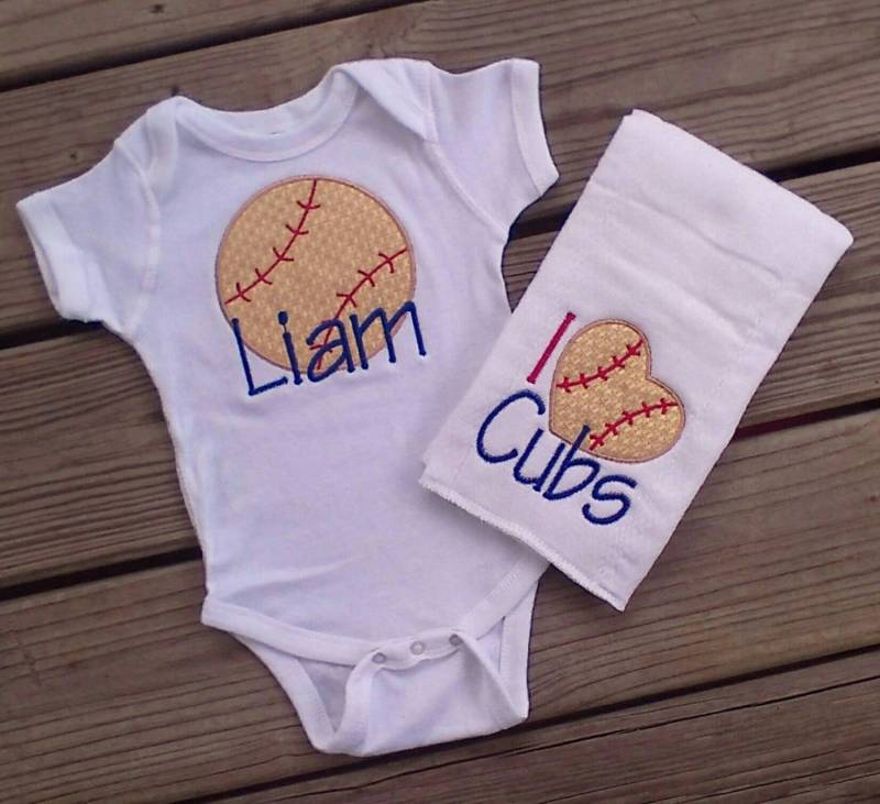 Baseball Fan Baby Body Und Spucktuch Windel Geschenk-Set Für Den Marine Blau Rot Mit Monogramm Baseball Fan Baby Body Und Spucktuch Windel Geschenk-Set Für Den Marine Blau Rot Mit Monogramm von SouthernGraceEmb