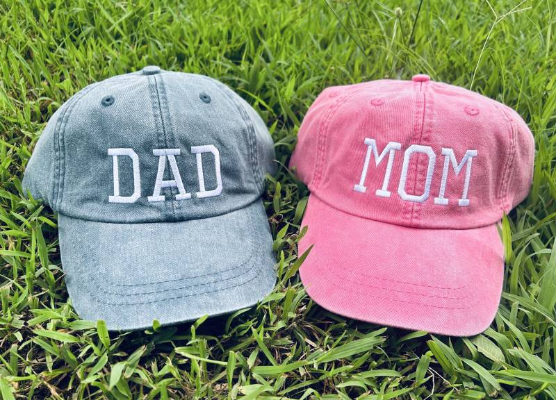 Benutzerdefinierte Mom Und Dad Hut Bestickt Babymitteilung Verstellbare Rosa Blaue Entspannte Passformkappe von SouthernGraceEmb