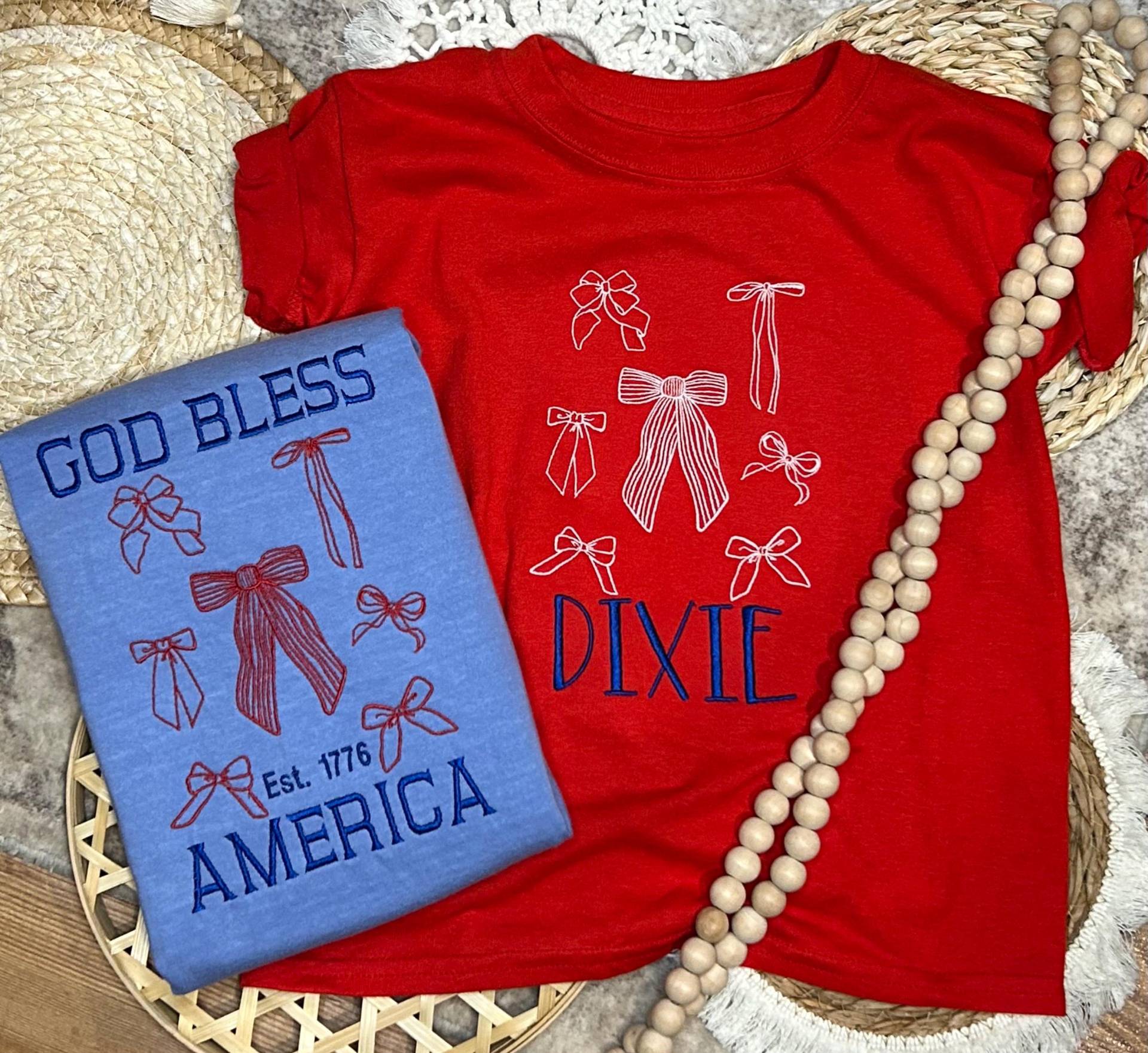 Bestickte Bögen Shirt Mit Bestickung Und Flagge Herz Stickerei Monogramm Junge Mädchen Rot Weiß Blau Pailletten Kurzarm Erwachsene Jugend von SouthernGraceEmb