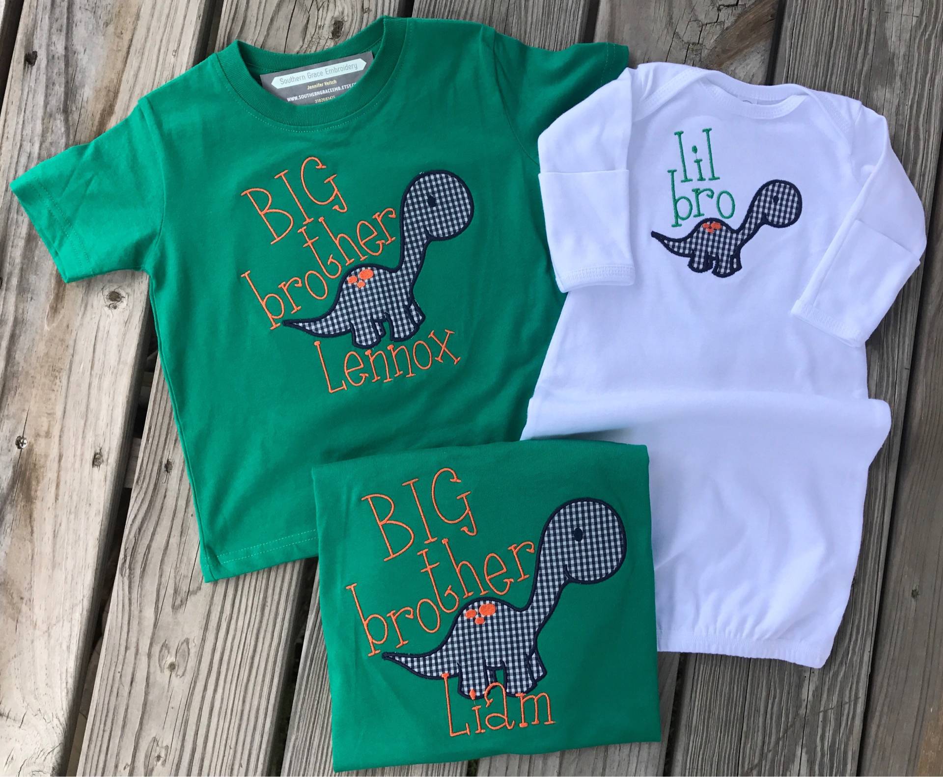Big Brother Little Kurzarm Thirt Baby Junge Dinosaurier Grün Orange Blau Monogrammiert Nach Hause Krankenhaus Kleid Dino von SouthernGraceEmb